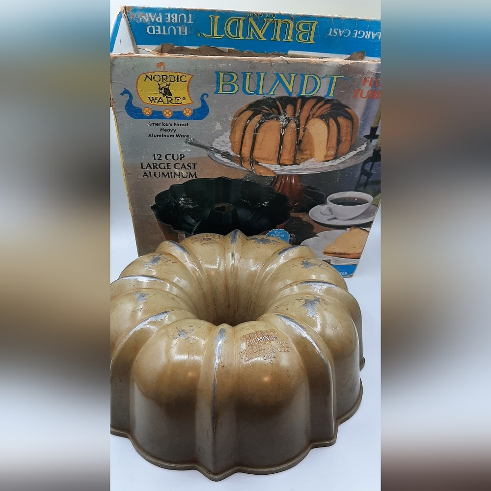 Vintage Nordic Ware Heavy Duty Fluted Bundt Cake Pan 12 Cup Cast Aluminum